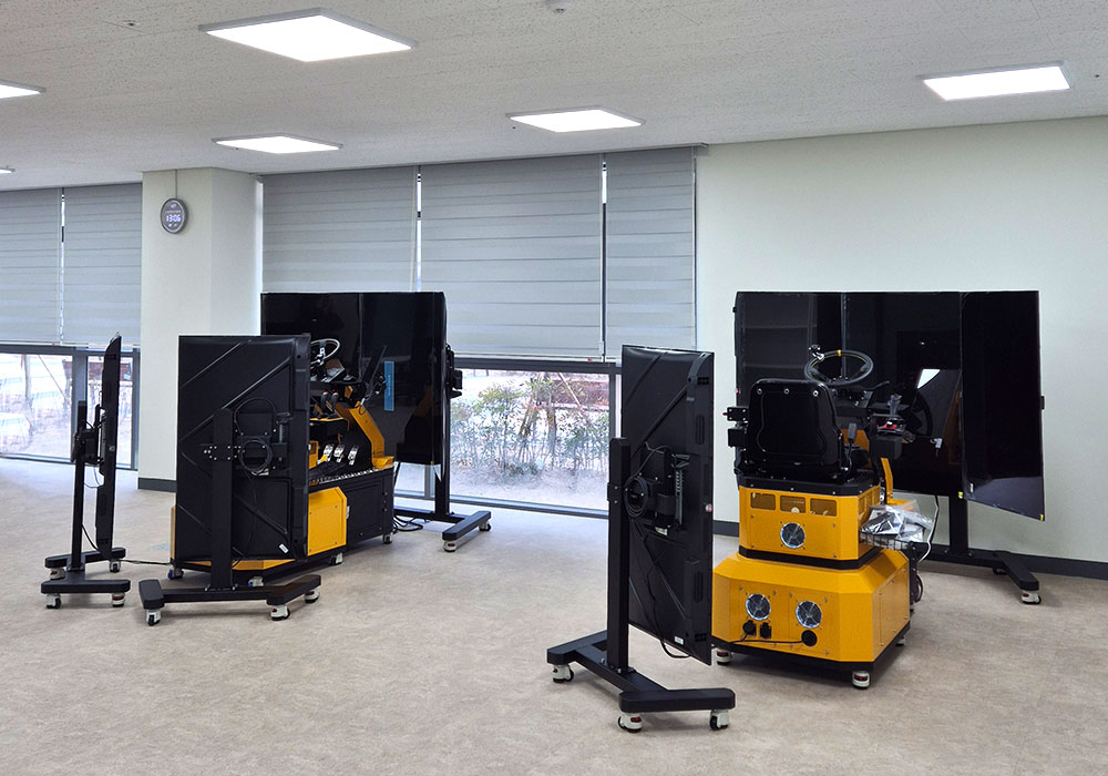 Hình ảnh đã hoàn tất bàn giao máy mô phỏng máy xúc loại đa màn hình cho Cơ quan Việc làm Hàn Quốc